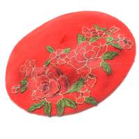 Rotes Barett mit  Blumen